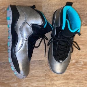 Like NEW Jordan Retro 10 Dust Metallic Gold Black Gradeschool Size 7!!! Steal 🔥